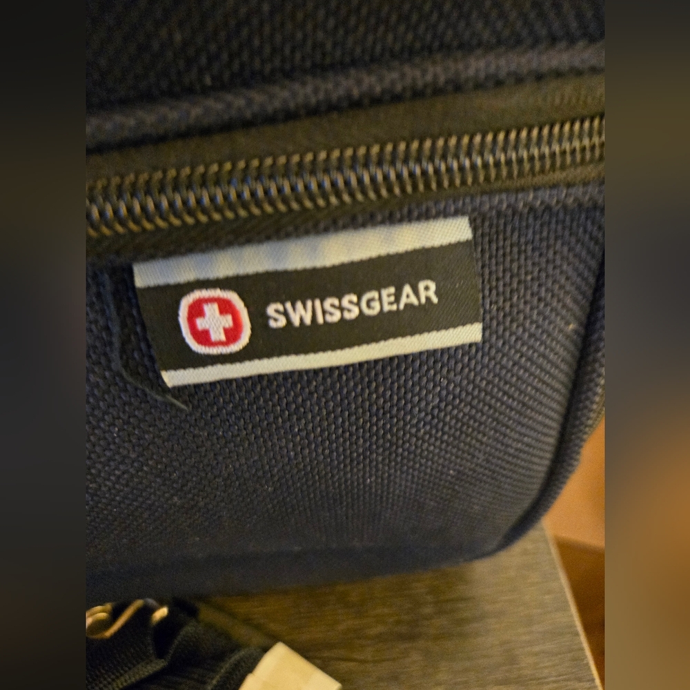 New Swissgear navy small travel or gym bag - Picture 4 of 7